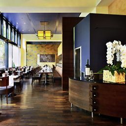Sala de desayuno en el restaurante Pullman Berlin Schweizerhof
