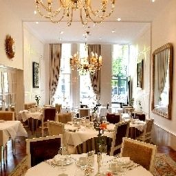 Sala de desayuno en el restaurante Ambassade Hotel