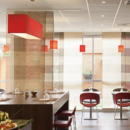 Sala śniadaniowa w restauracji ibis Abidjan Marcory