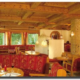 Salle du petit-déjeuner située dans le restaurant Tirol