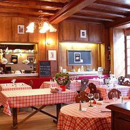 Sala de desayuno en el restaurante Le Chambard Chateaux et Hotels Collection