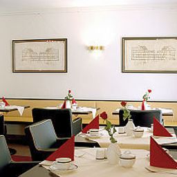 Sala de desayuno en el restaurante Villa Emma