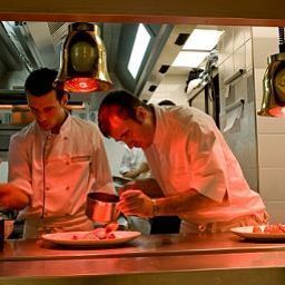 Sala śniadaniowa w restauracji Le Burgundy Paris Luxe