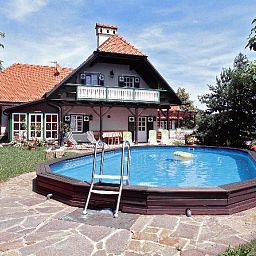 Exterior view Häuserl im Wald Fotos