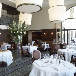 Sala de desayuno en el restaurante Cafe de Paris