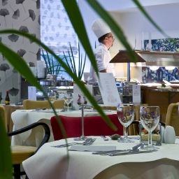 Salle du petit-déjeuner située dans le restaurant Mamaison Imperial Business & Conference