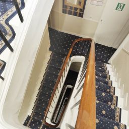  A l'hotel des Roys