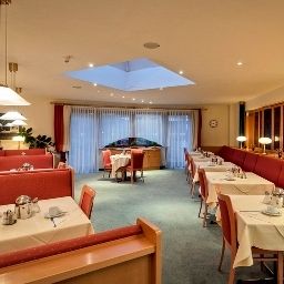 Salle du petit-déjeuner située dans le restaurant Cortina