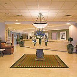 Холл Courtyard New York LaGuardia Airport