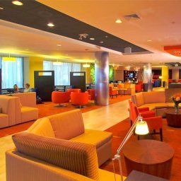 Холл Courtyard New York LaGuardia Airport