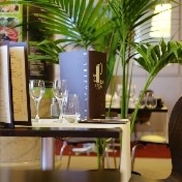 Sala de desayuno en el restaurante Casino-Hôtel des Palmiers Fotos