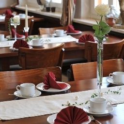 Salle du petit-déjeuner située dans le restaurant Linde Fotos