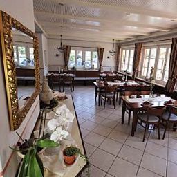 Salle du petit-déjeuner située dans le restaurant Linde Fotos