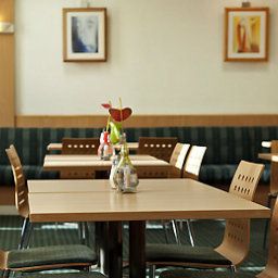 Salle du petit-déjeuner située dans le restaurant ibis Bratislava Centrum Fotos