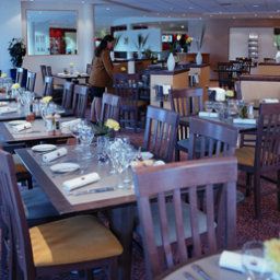 Salle du petit-déjeuner située dans le restaurant Novotel Milton Keynes