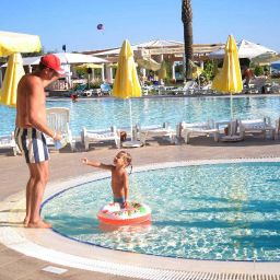 Pool Maritim Pine Beach Resort