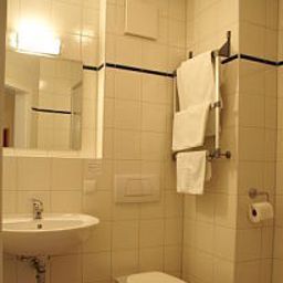 Bathroom Ering Schloßpension Fotos