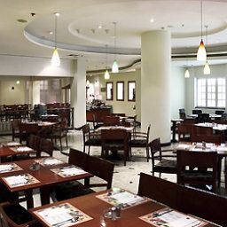 Sala de desayuno en el restaurante ibis Surabaya Rajawali