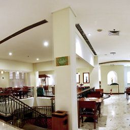 Sala de desayuno en el restaurante ibis Surabaya Rajawali