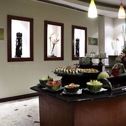 Sala de desayuno en el restaurante ibis Surabaya Rajawali
