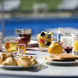 Sala de desayuno en el restaurante Novotel Paris Creteil Le Lac