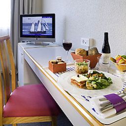 Sala de desayuno en el restaurante Novotel Paris Creteil Le Lac