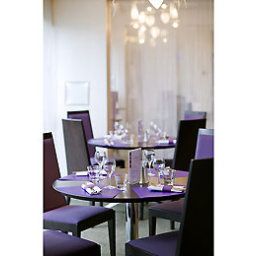 Sala de desayuno en el restaurante Novotel Paris Creteil Le Lac