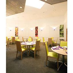 Sala de desayuno en el restaurante Novotel Nice Arenas Aeroport