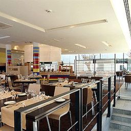 Salle du petit-déjeuner située dans le restaurant Novotel Mechelen Centrum
