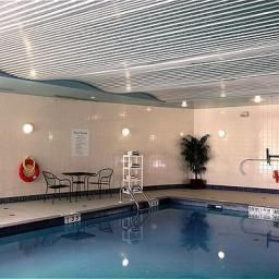 Pool Holiday Inn Express Hotel & Suites TORONTO-MISSISSAUGA
