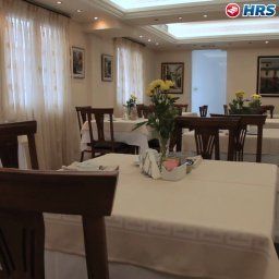 Salle du petit-déjeuner située dans le restaurant Ava Hotel App. & Suites