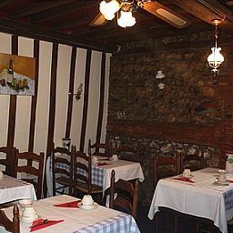 Salle du petit-déjeuner située dans le restaurant De la Claire Logis