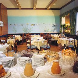 Sala de desayuno en el restaurante Bellevue am See