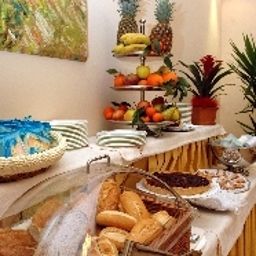 Salle du petit-déjeuner située dans le restaurant Le Cheminèe
