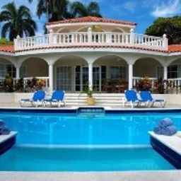 Pool Lifestyle Crown Suites