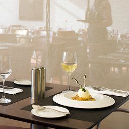 Sala śniadaniowa w restauracji Novotel Bucharest City Centre