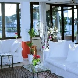 Hall One Park Hotel