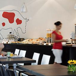 Sala de desayuno en el restaurante ibis Basel Bahnhof