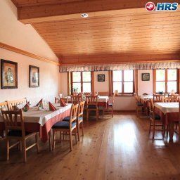 Salle du petit-déjeuner située dans le restaurant Koschak Wirt & Weinbauer Gasthof