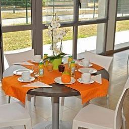Sala de desayuno Park & Suites Confort Nantes-Carquefou Résidence de Tourisme