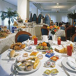 Salle du petit-déjeuner située dans le restaurant City Fotos
