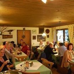 Salle du petit-déjeuner située dans le restaurant Alpengasthof Rapoldsberg Pension