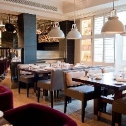 Sala de desayuno en el restaurante The Arch London