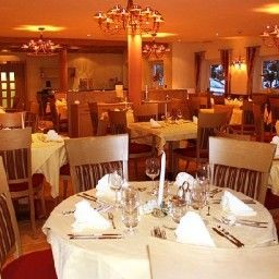 Sala śniadaniowa w restauracji Alpin