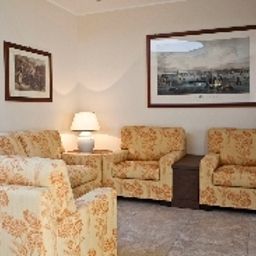 Холл Raya Hotel Motel