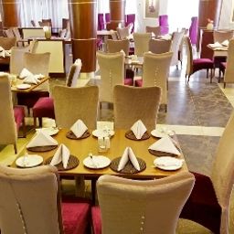 Sala de desayuno en el restaurante Atlantis Hotel Ltd