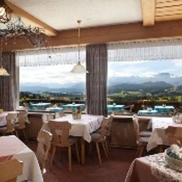 Salle du petit-déjeuner située dans le restaurant Panorama Landhotel