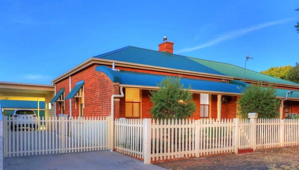 Endeavour Court Motor Inn Dubbo book favourably with HRS