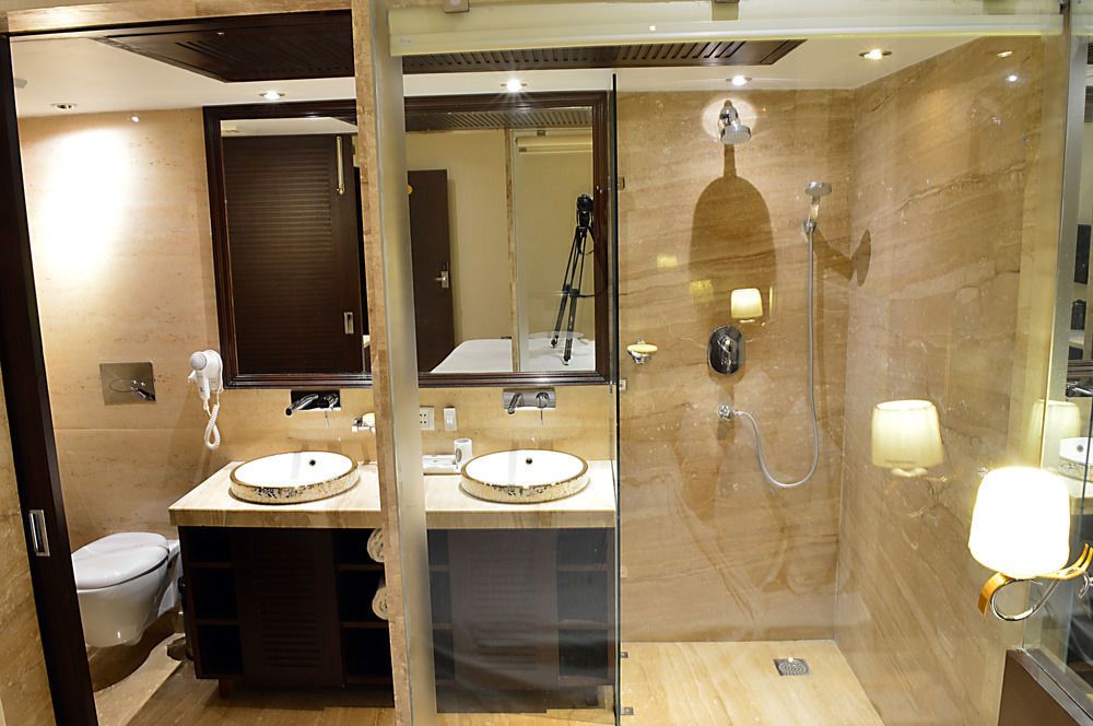 Hotel Emperor Palms at Karol Bagh (Delhi)