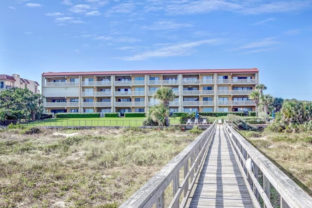 Hotel Private Walkway to the Beach by RedAwning Oceanfront Condo (Fernandina Beach)